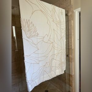 Floral outline shower curtain and liner